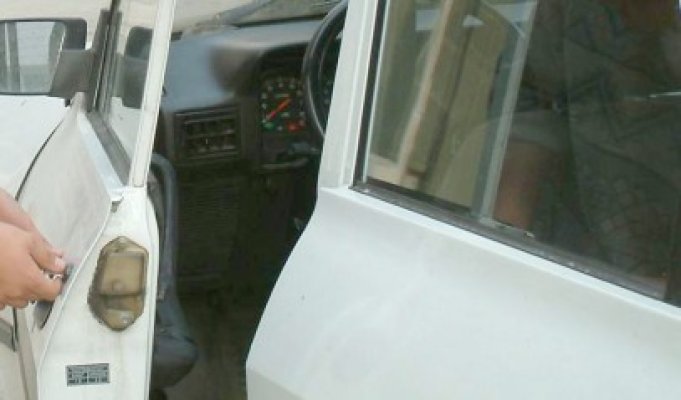 Prins în flagrant în timp ce fura o maşină, pe bulevardul 1 Mai